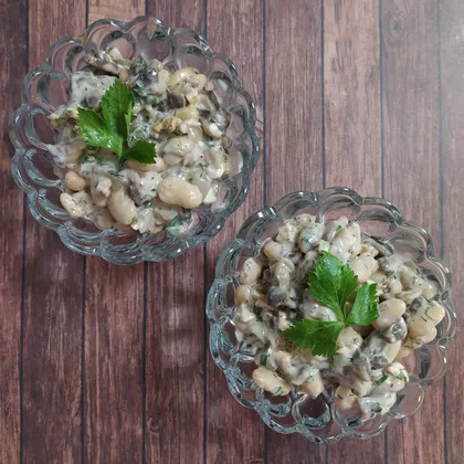 Салат с грибами, фасолью и грецким орехом (веганский)