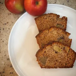 Медовый кекс с яблоком и орехами