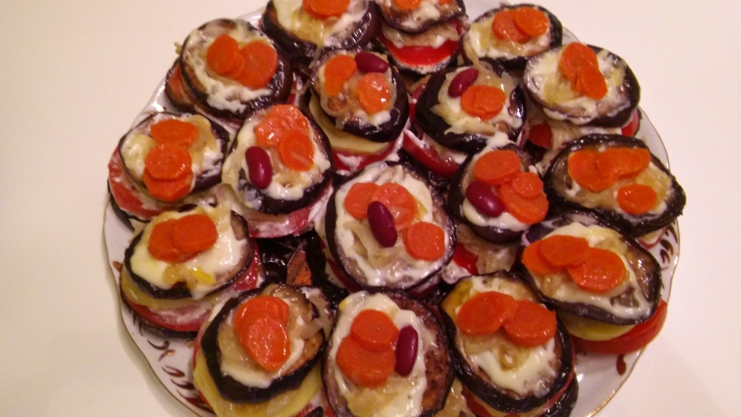 Баклажаны с помидорами, картофелем и луком