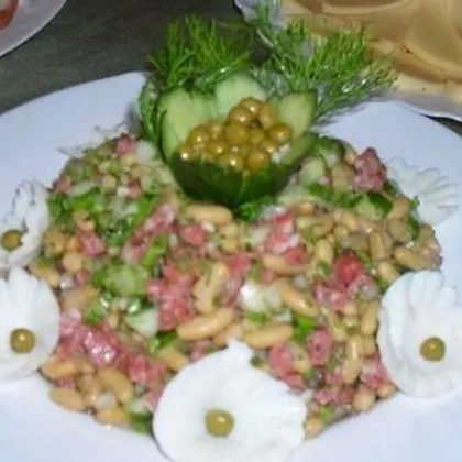 Салат с горошком, фасолью и колбасой