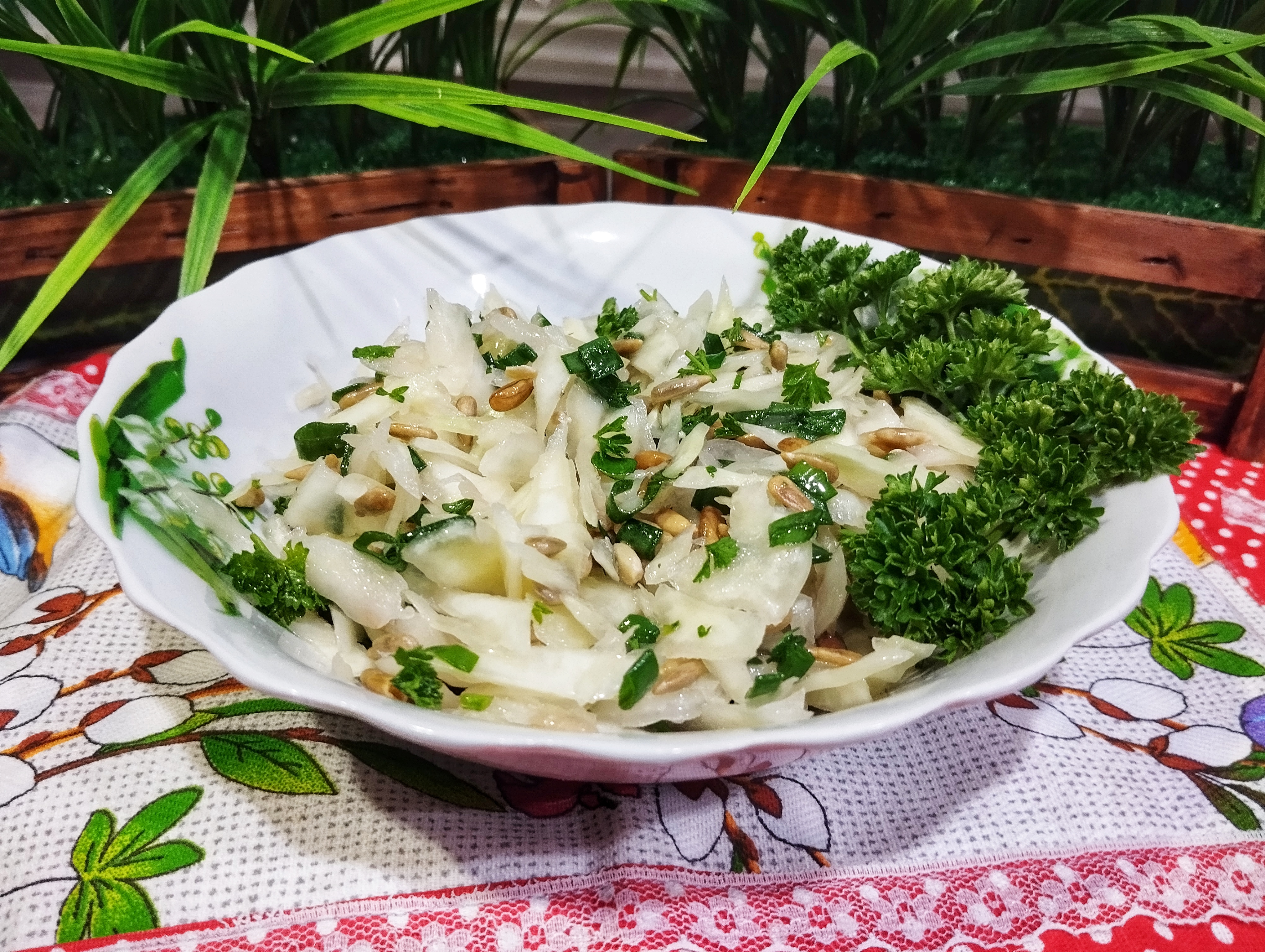 Салат из свежей капусты с семечками