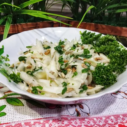 Салат из свежей капусты с семечками