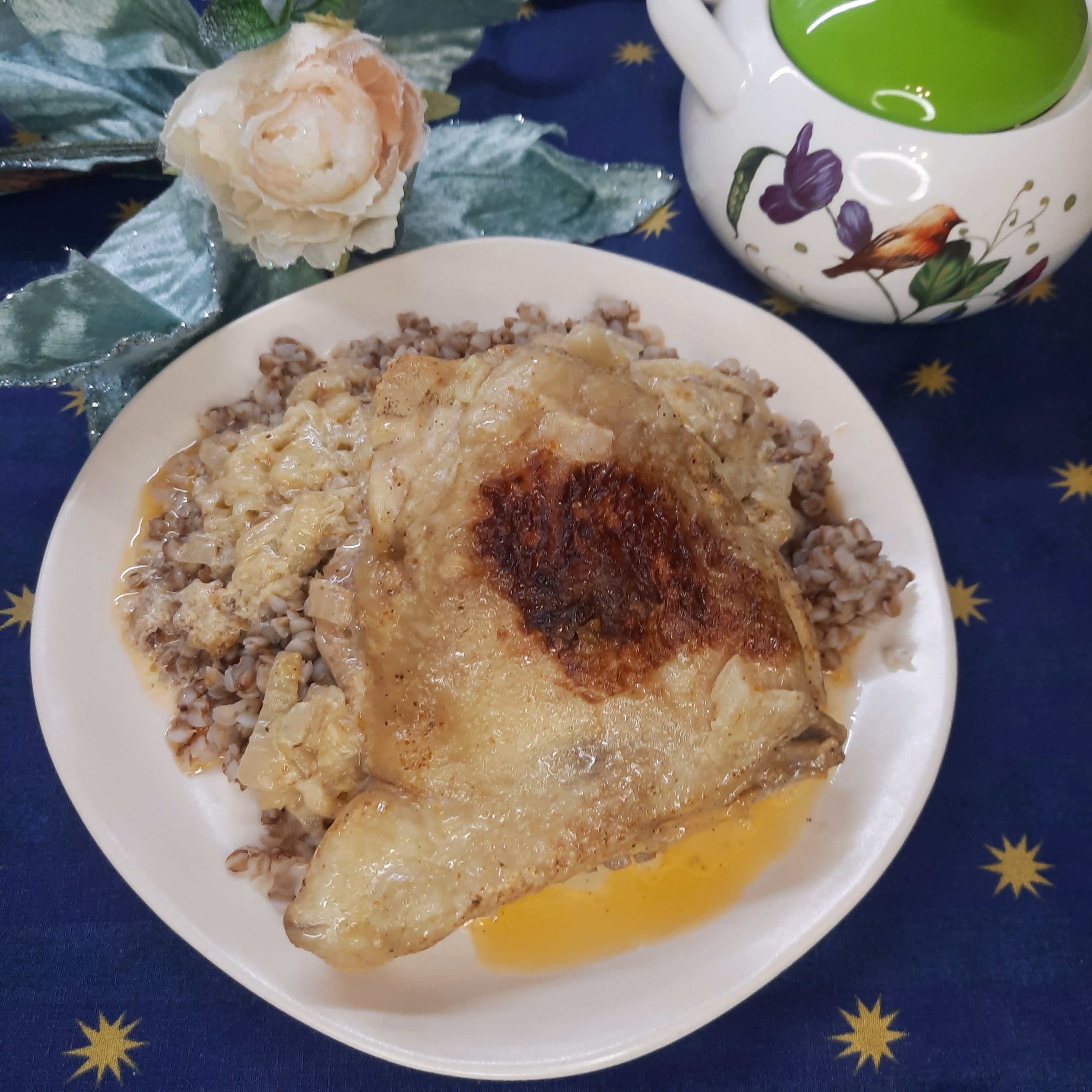 Куриные бедра в сметанно-луковом соусе