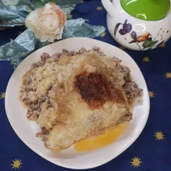 Куриные бедра в сметанно-луковом соусе