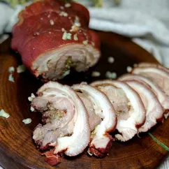 Рулет из рульки в луковой шелухе