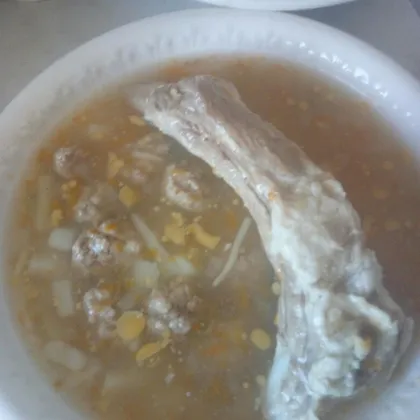 Сытный суп на свиных ребрышках с телячьими фрикадельками