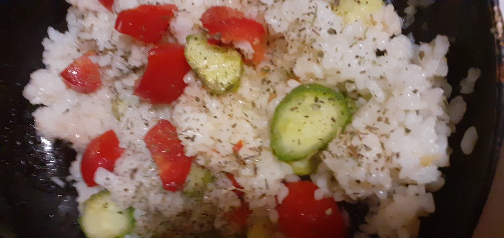 Рис с жареными помидорами и огурцами