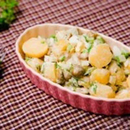 Салат картофельный с оливками и сельдереем