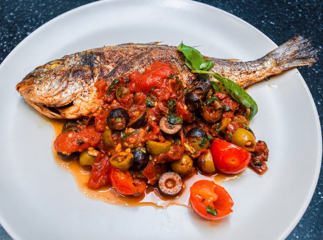 Дорадо в соусе палермитано