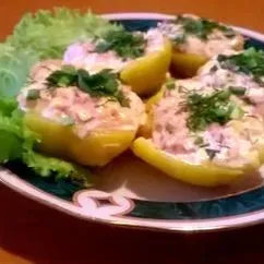 Картофель фаршированный сыром и колбасой