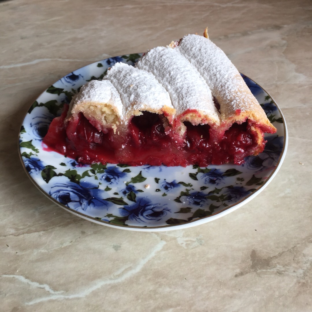 Пирог-улитка с вишней