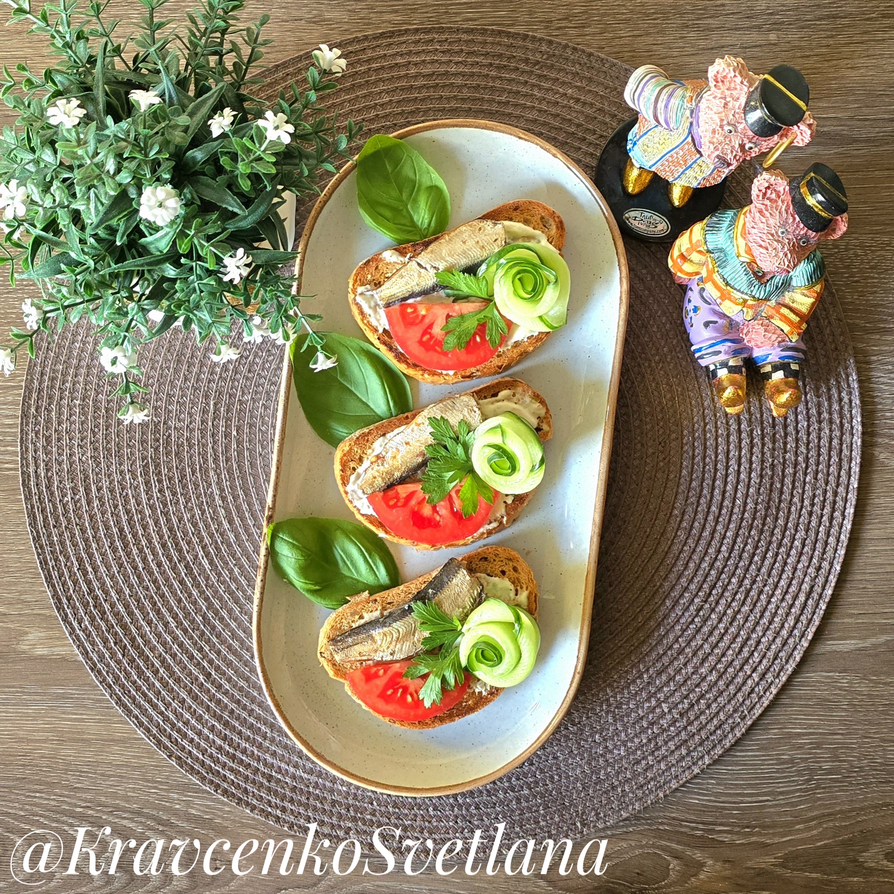 Бутерброды со шпротами и овощами для праздничного стола