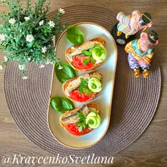 Бутерброды со шпротами и овощами для праздничного стола