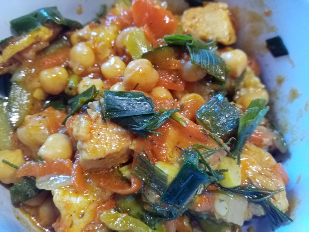 Нут с курицей, кабачком и другими овощами