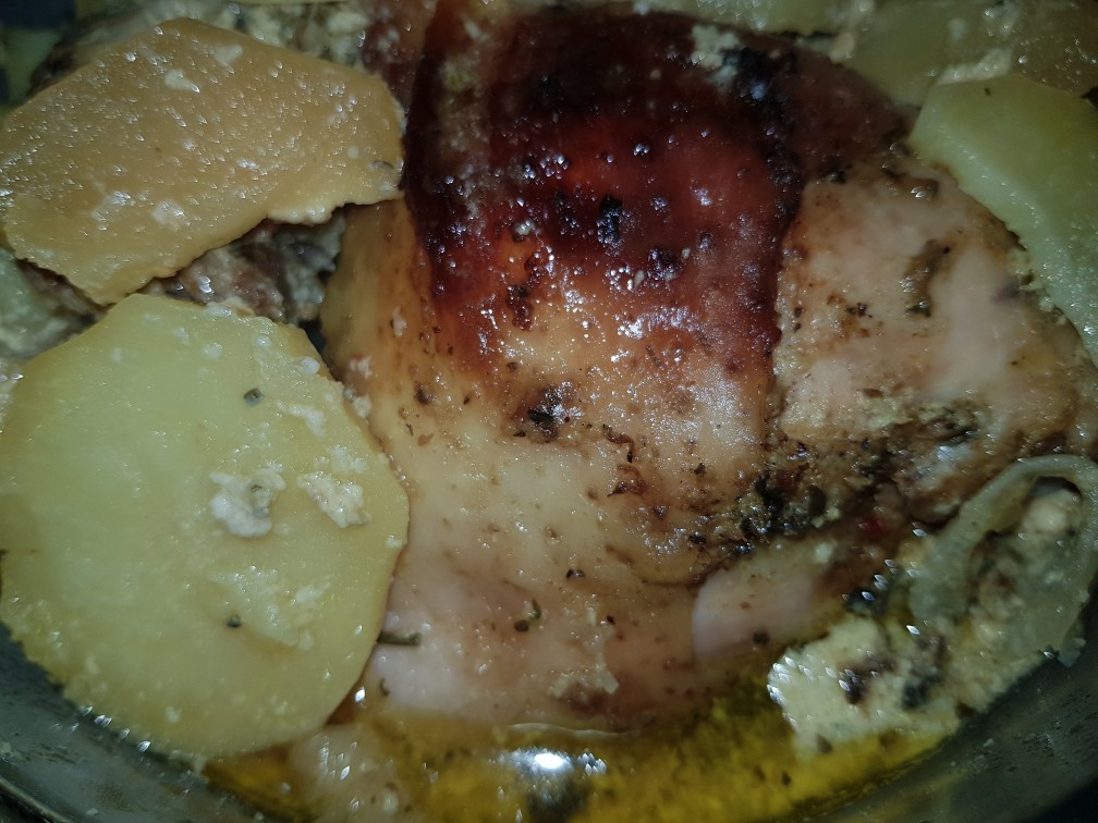Куриные бедрышки запеченные с картофелем под интересным соусом
