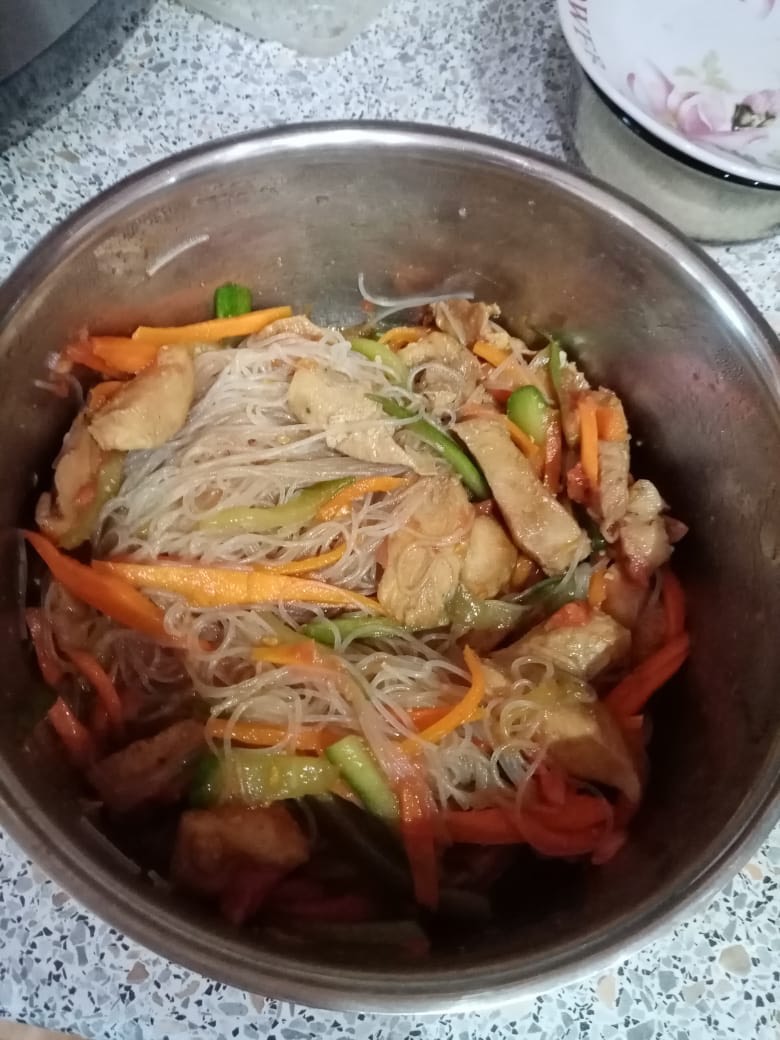 Фунчоза с курицей, огурцами и помидорами - рецепт приготовления с пошаговыми фото