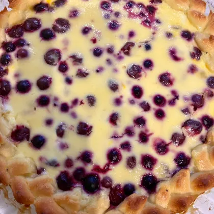 Пирог со сметанной заливкой и ягодами
