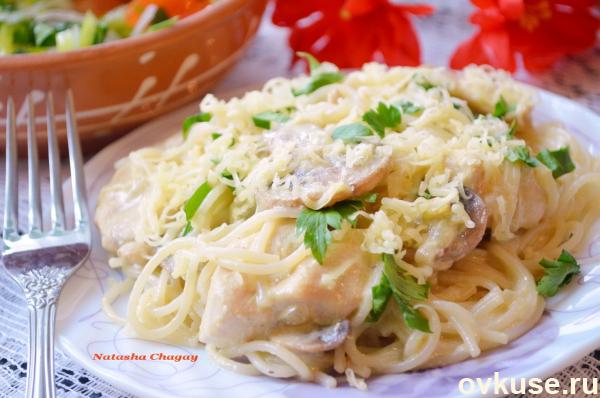 Макароны с курицей и грибами в сливочном соусе с карри