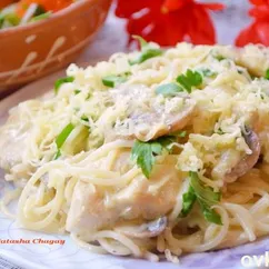 Макароны с курицей и грибами в сливочном соусе с карри