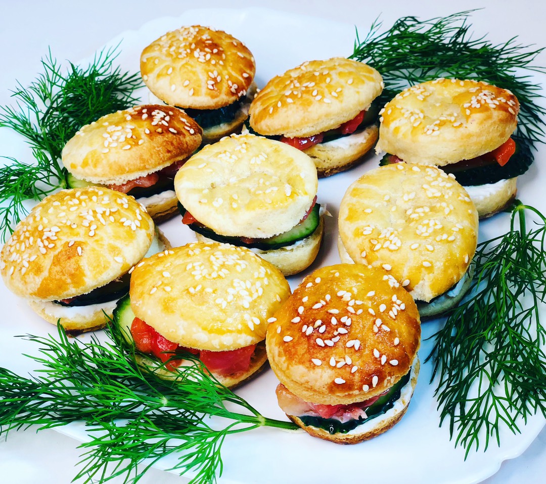 Очень вкусное сочетание, легкая булочка, творожный сыр, огурец и сёмга😍попробуйте