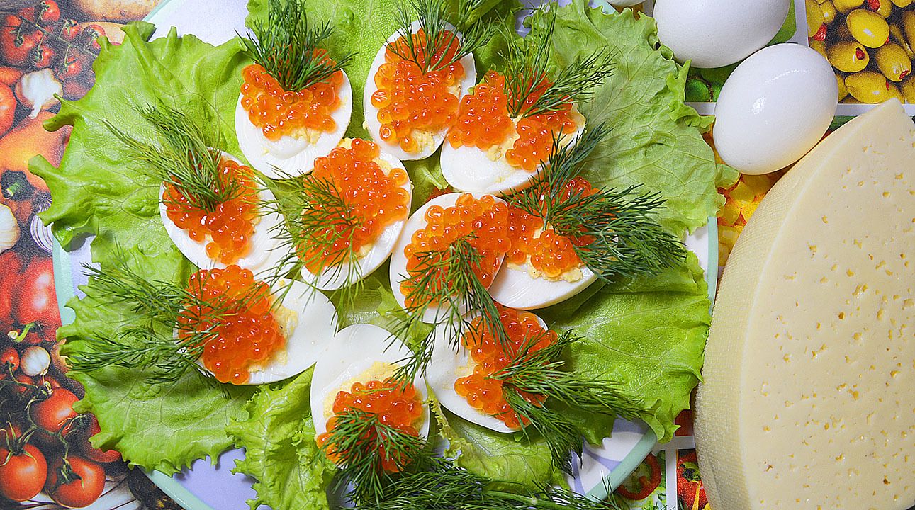 Как приготовить фаршированные яйца с красной икрой: простой рецепт на любой случай