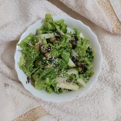Зелёный салат с кабачком и горошком (веганский)