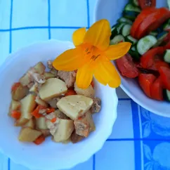 Тушеный картофель со свининой в мультиварке