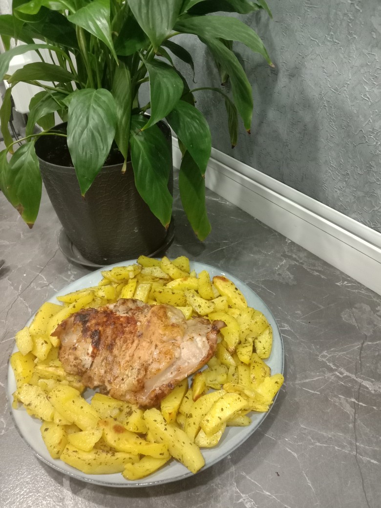Запечённый картофель с мясом кролика