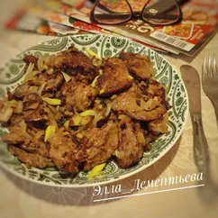 Куриная печень жареная с луком и кориандром