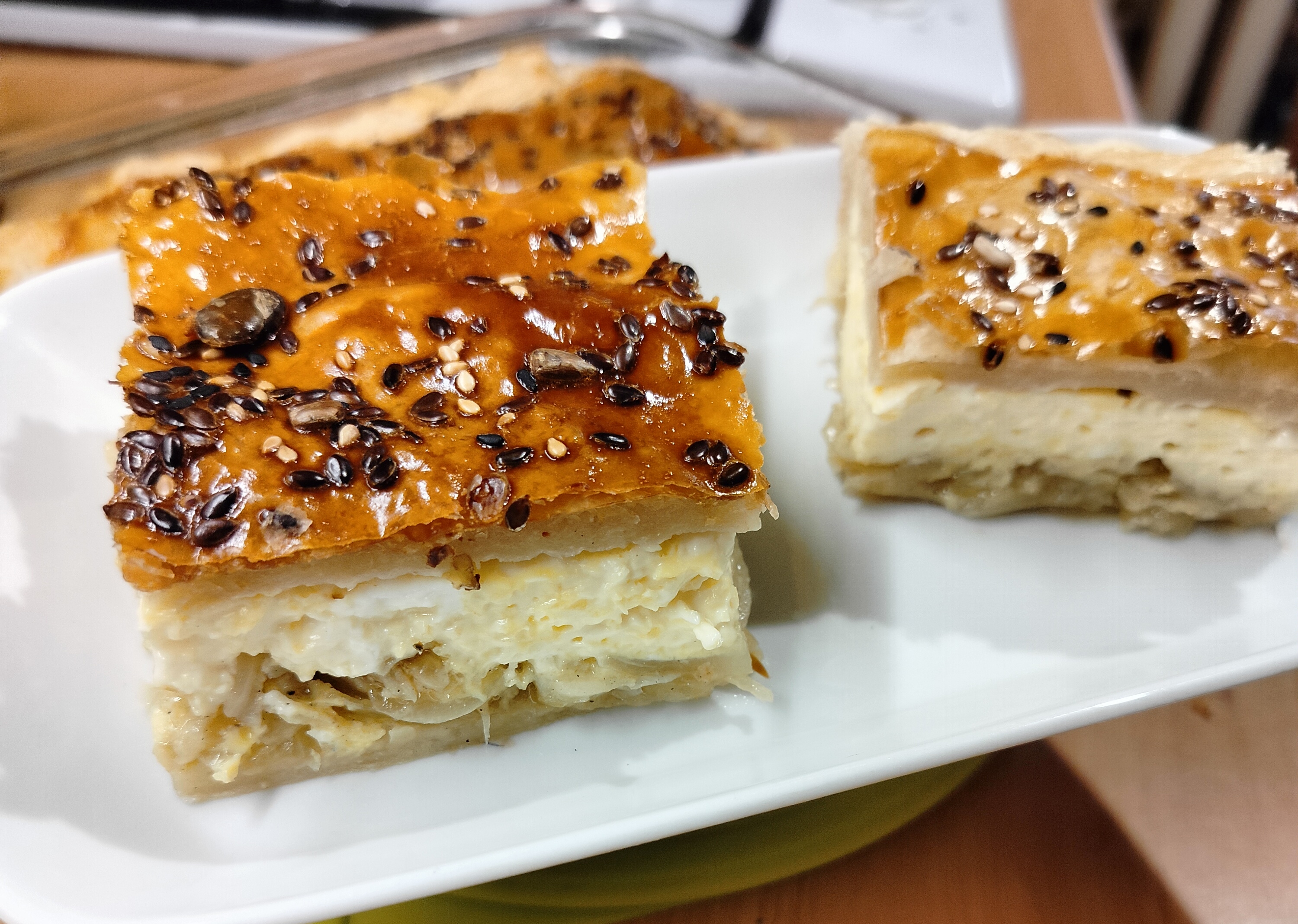 Пирог из слоёного теста с луком и плавлеными сырками 