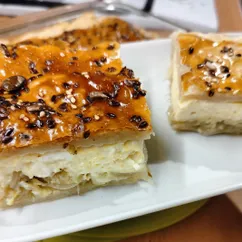 Пирог из слоёного теста с луком и плавлеными сырками