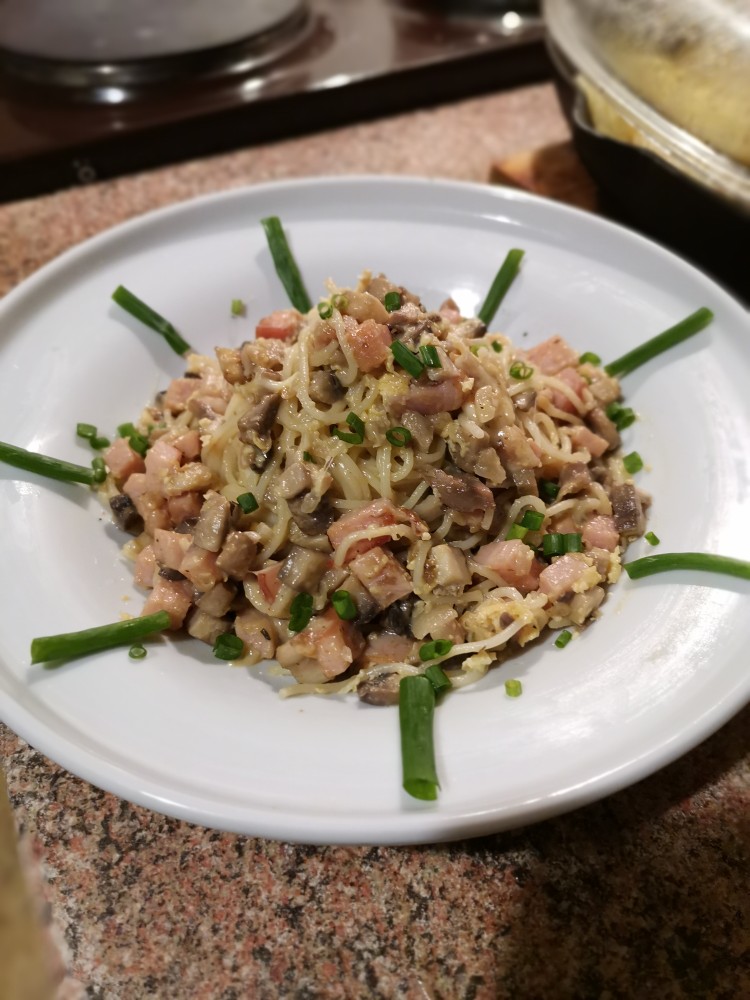 Спагетти с карбонарой и шампиньонами