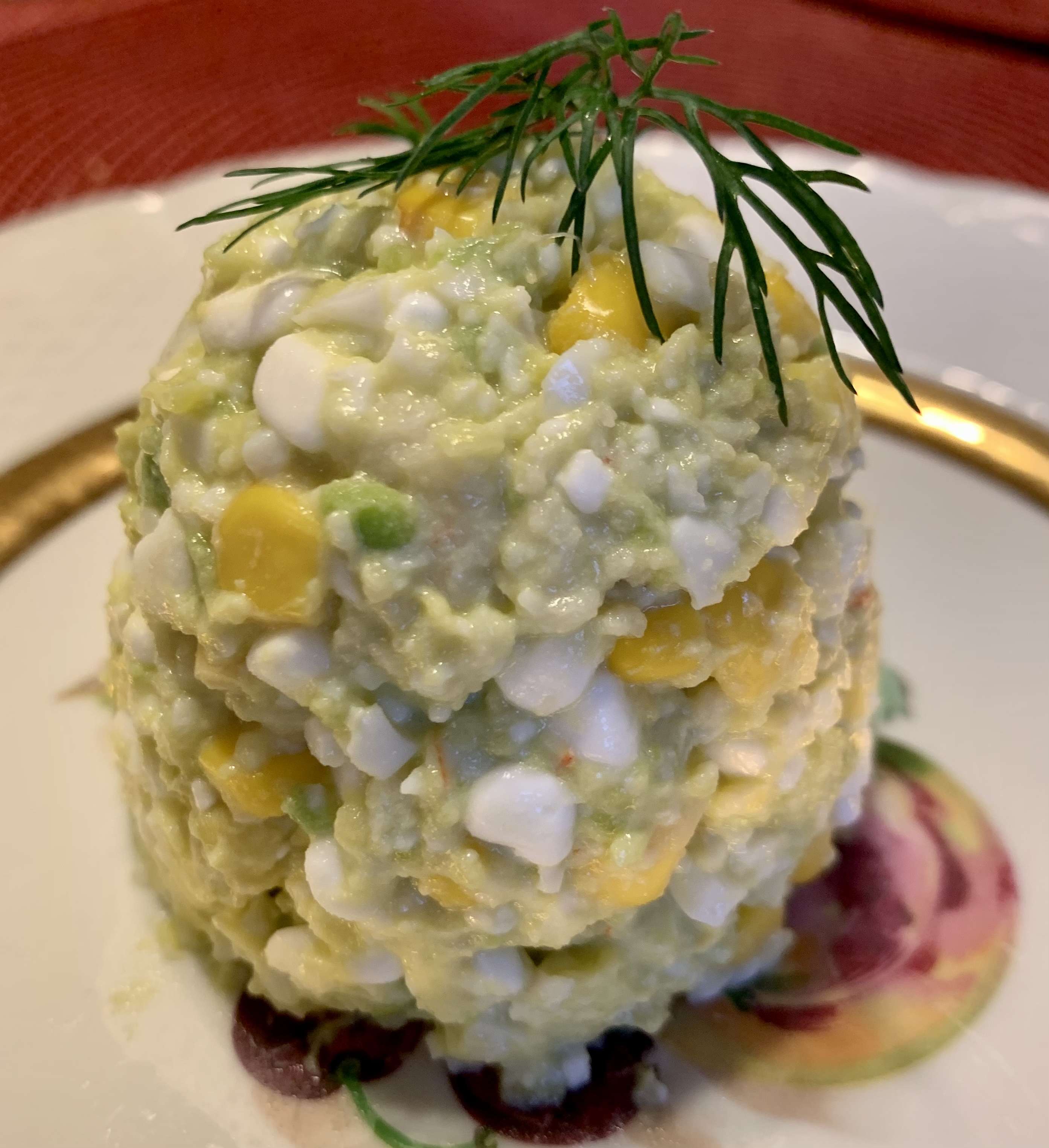 Салат из авокадо и мяса криля