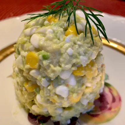 Салат из авокадо и мяса криля