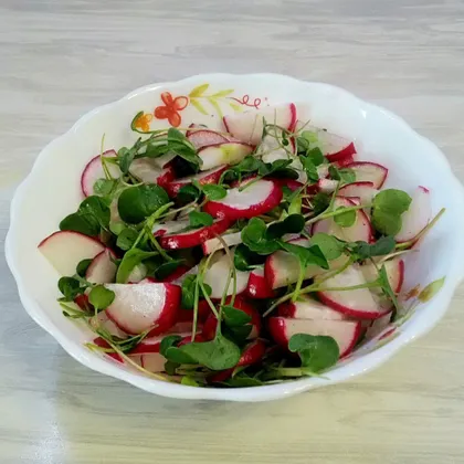 Салат из редиса и микрозелени