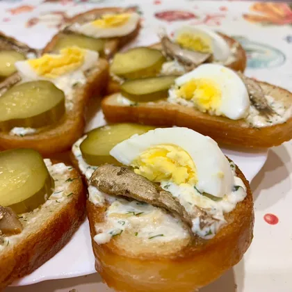 Бутерброды со шпротами, яйцом и соленым огурцом *Зимние*