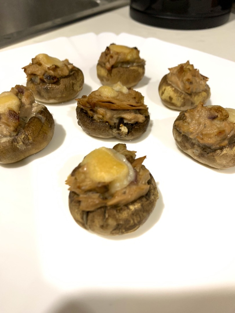 Шампиньоны в духовке, фаршированные тунцом