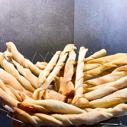 Хлебные палочки из слоеного теста с белым кунжутом