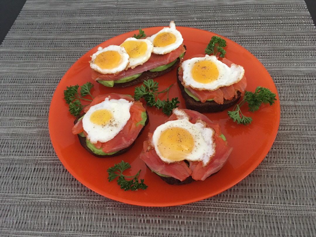 Необычный, вкусный и сытный завтрак: бутерброд с авокадо, форелью и жареным - замороженным яйцом