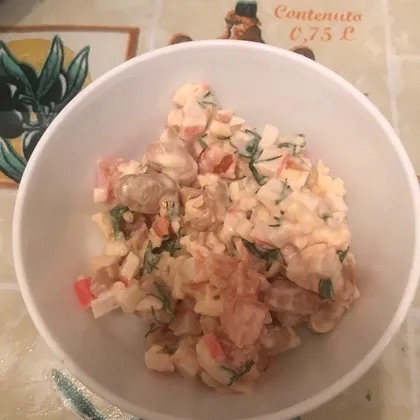 Салат с крабовыми палочками, помидорами, белой фасолью