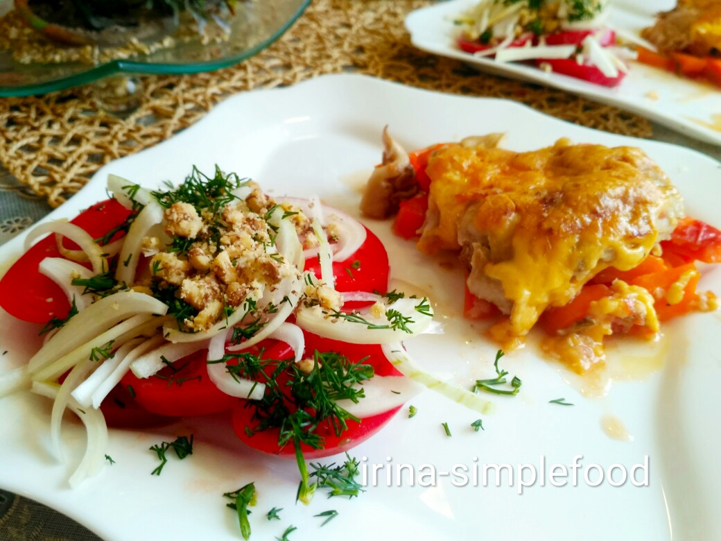 Цыплята, запечённые с овощами с салатом из помидоров