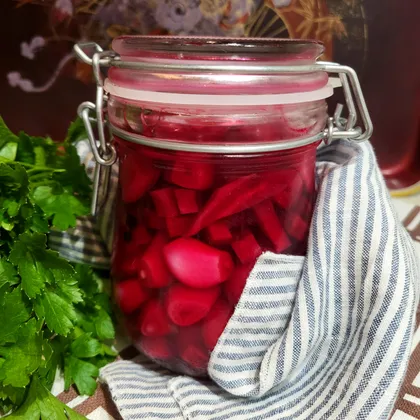Маринованный чеснок со свёклой