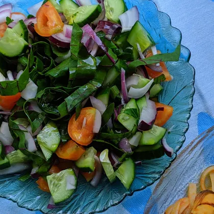Легкий летний салат с ботвой