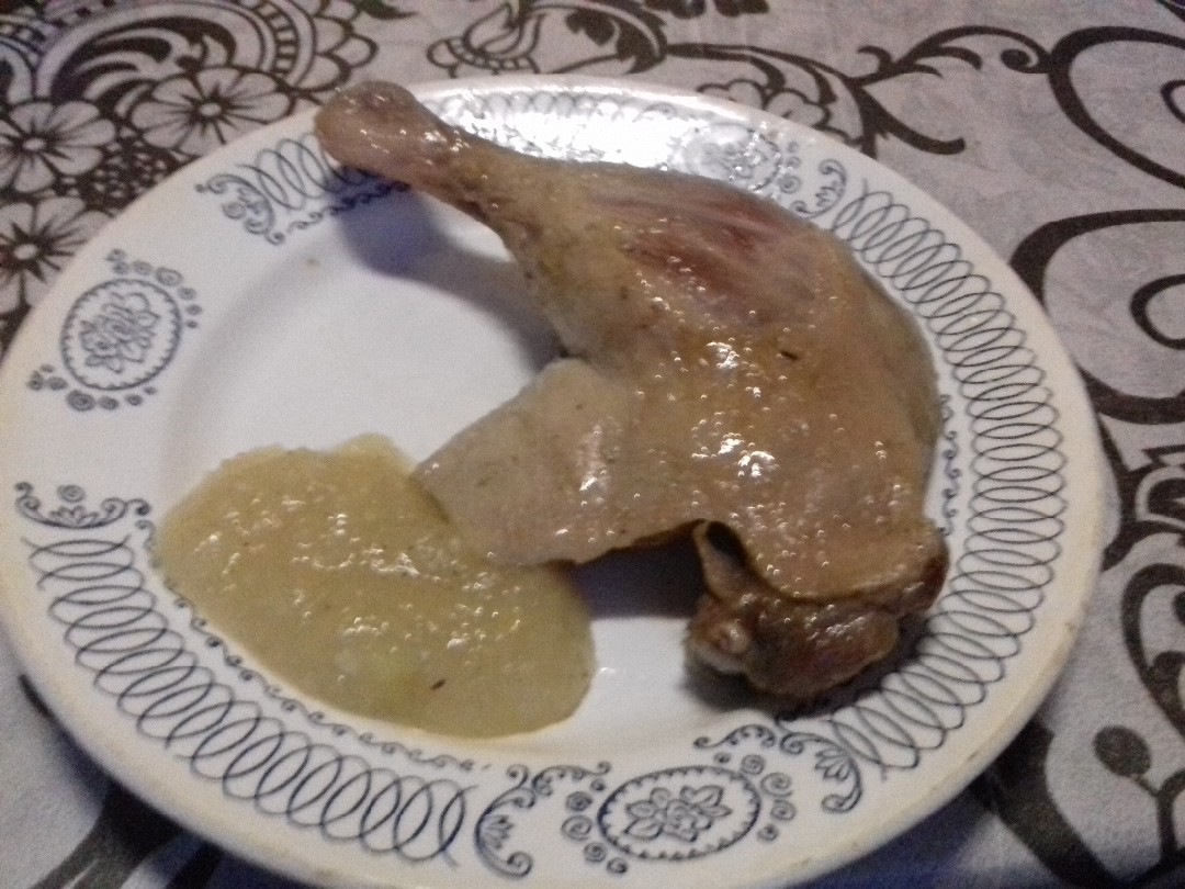 Утиные ножки с яблочным соусом