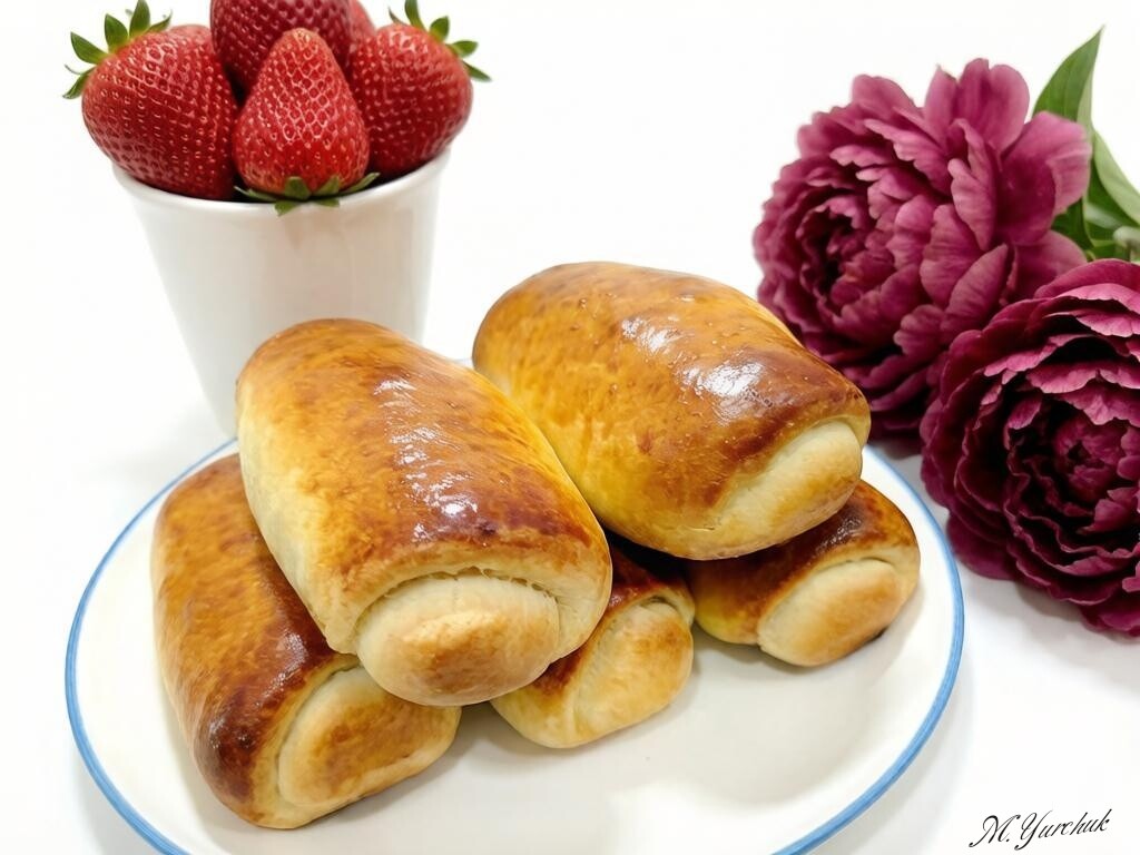 Пуховые булочки с клубникой