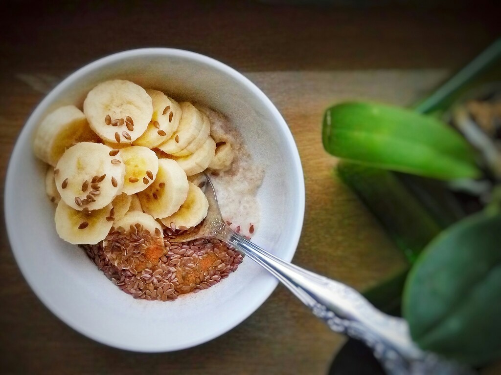 Ячневая каша с бананом, корицей и семенами льна