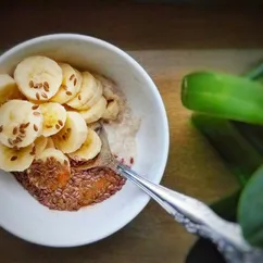 Ячневая каша с бананом, корицей и семенами льна