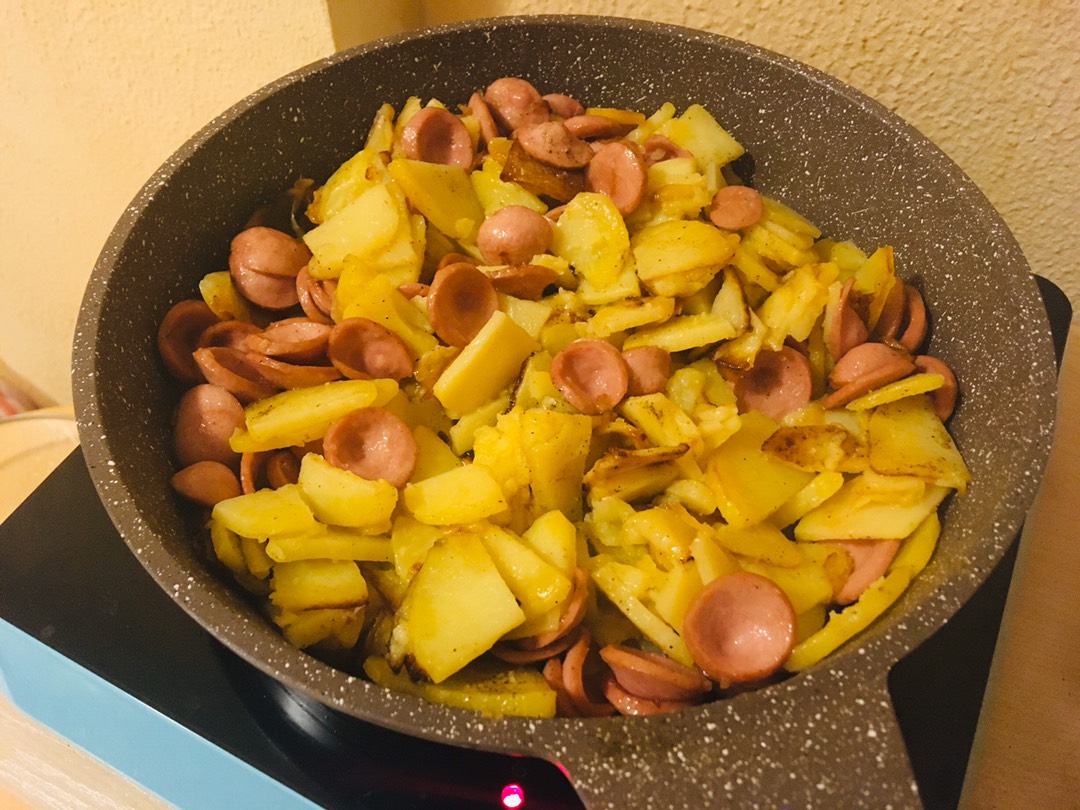 Жареный картофель с сосисками