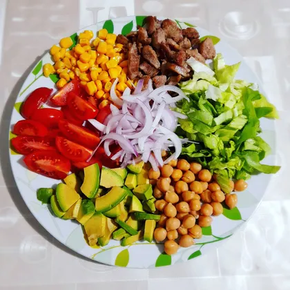 Салат с индейкой, авокадо, нутом и помидорами