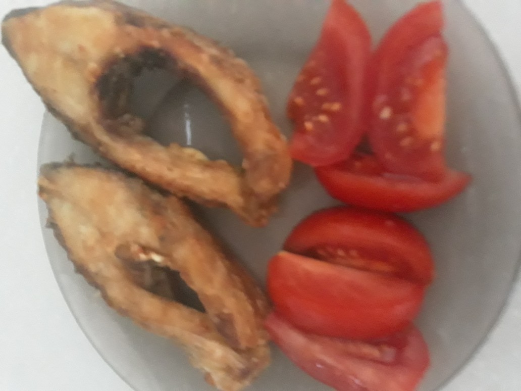 Рыба (карп) жареная с помидорами